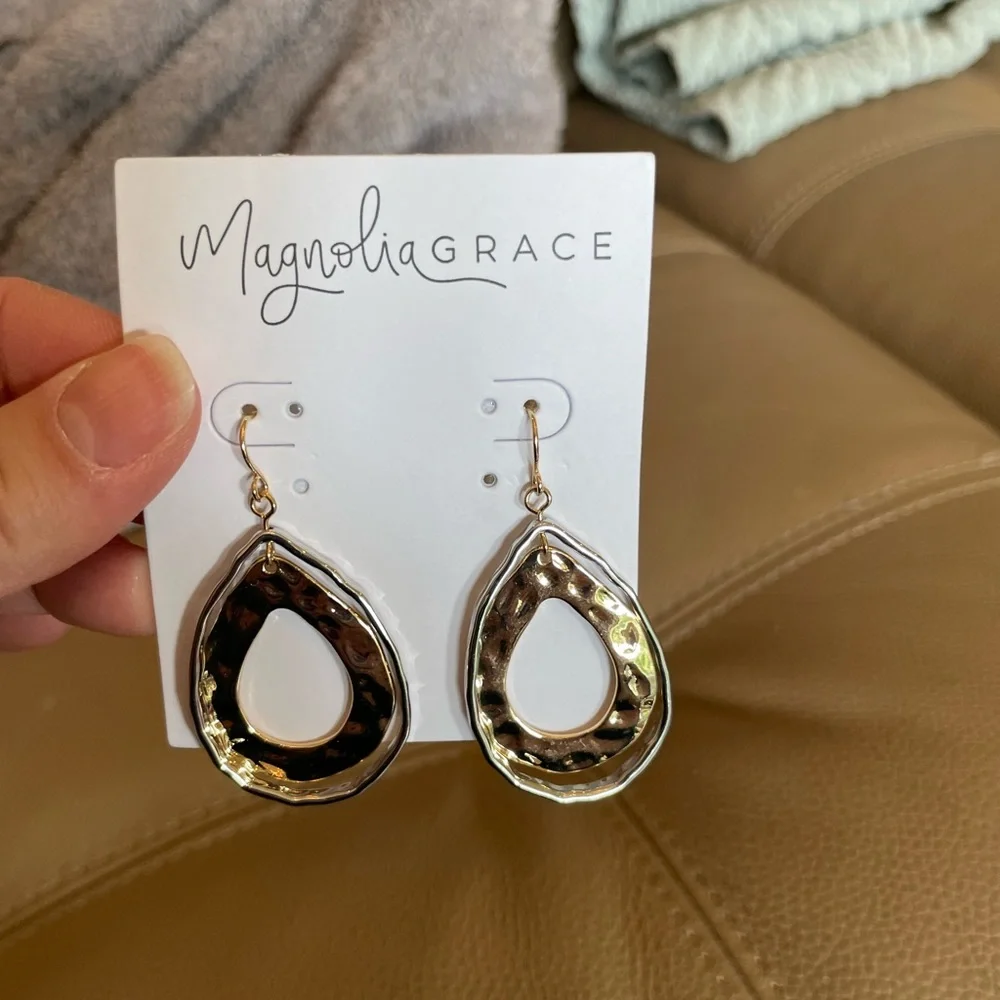 Magnolia Grace earrings. - Picture 1 of 3